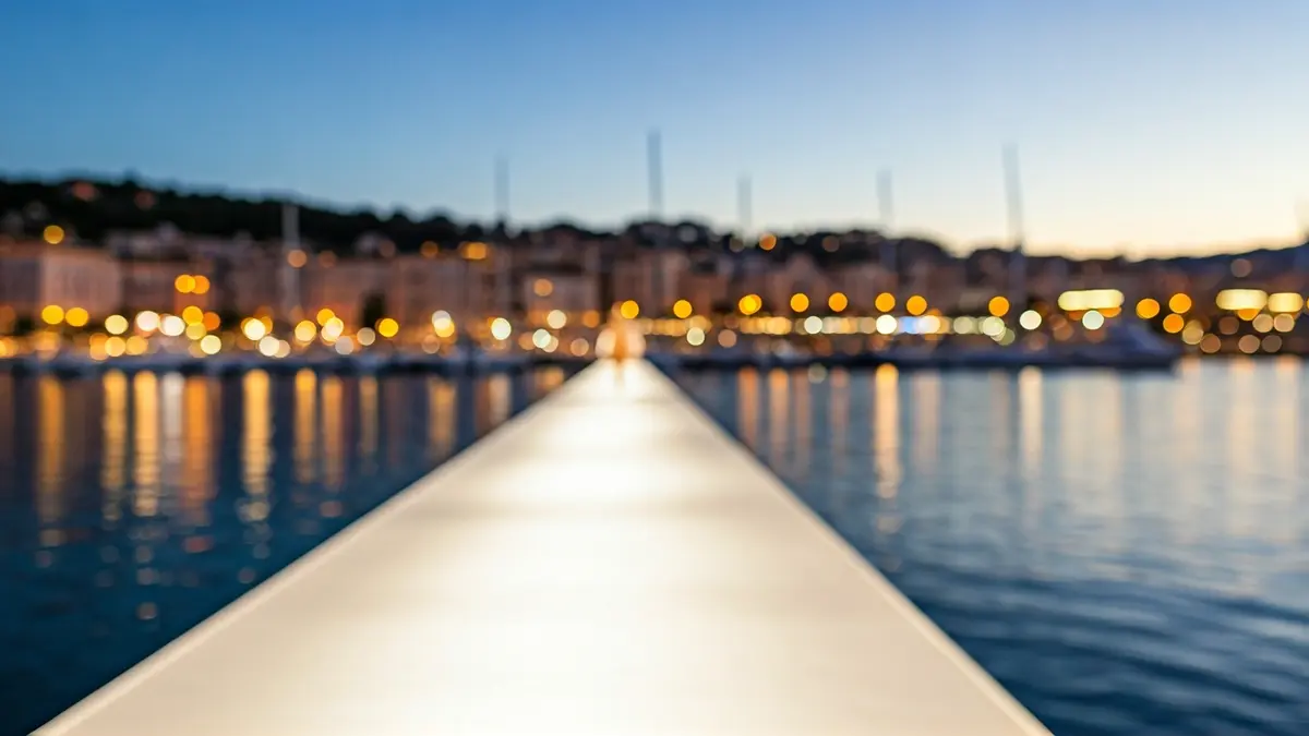 Imagen de una pasarela de moda sobre el agua en el Port Vell de Barcelona.