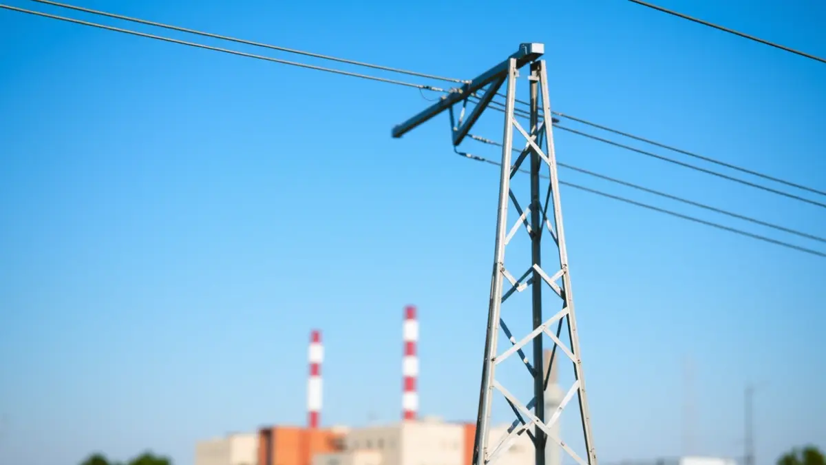 Imagen genérica de una torre eléctrica con el cielo azul de fondo, representando la infraestructura energética.