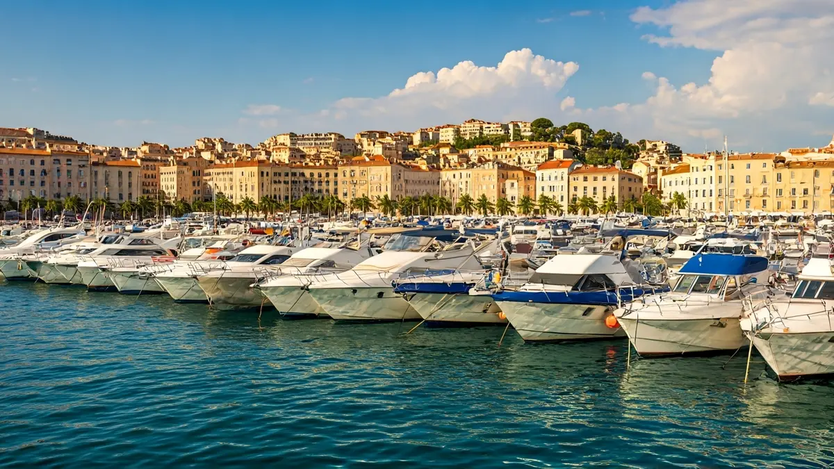 Imatge d'una flotilla de vaixells al Moll de la Fusta de Barcelona, preparats per salpar.