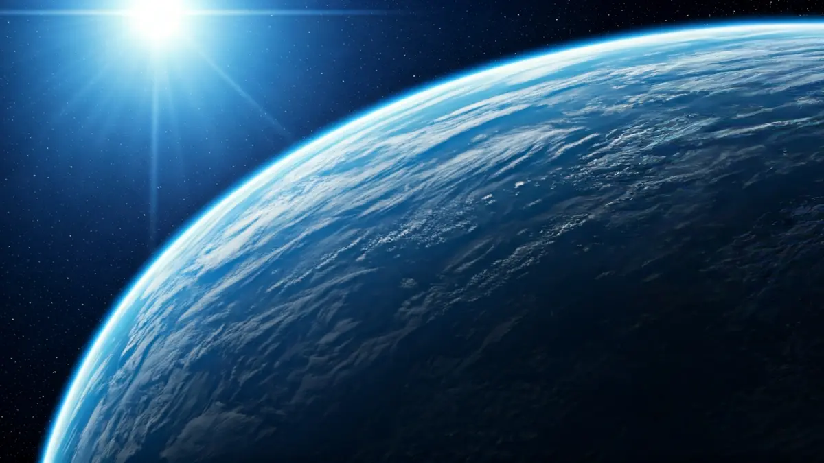 Imatge genèrica d'una nau espacial moderna en òrbita, amb la Terra o la Lluna al fons.