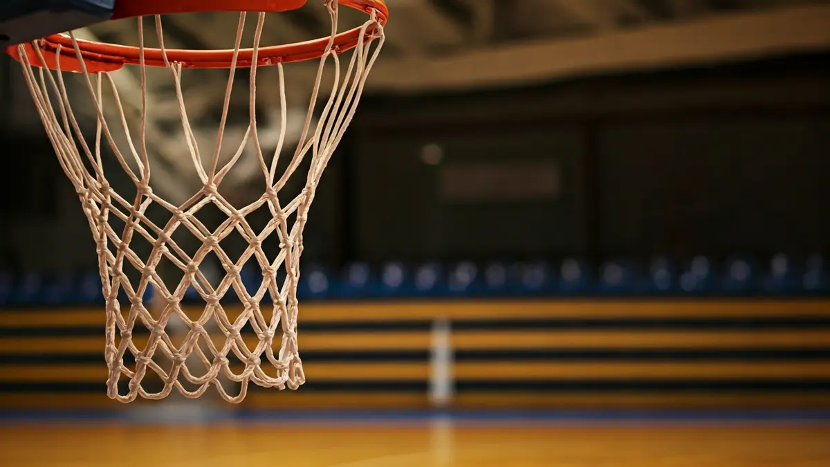 Imatge genèrica d'una cistella de bàsquet en una pista interior.