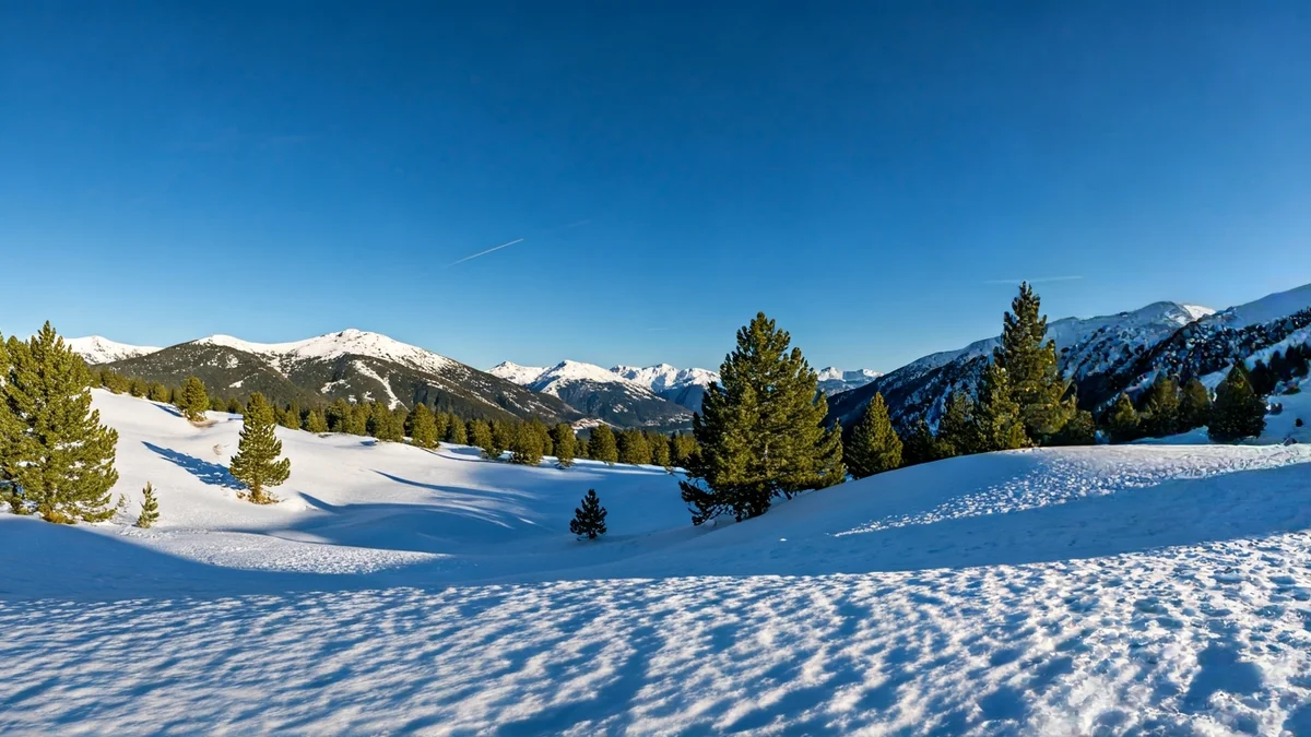 Imatge genèrica d'un paisatge de muntanya nevat al Pirineu amb grans acumulacions de neu.