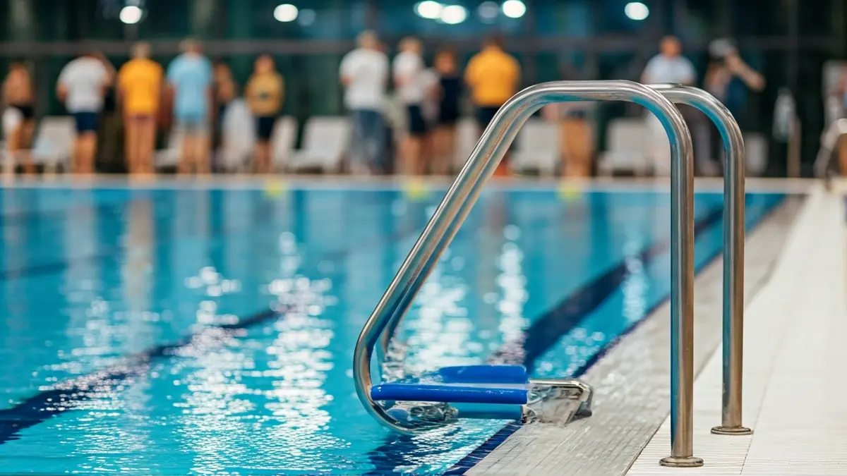 Imagen genérica de un elevador móvil en una piscina, diseñado para mejorar la accesibilidad.
