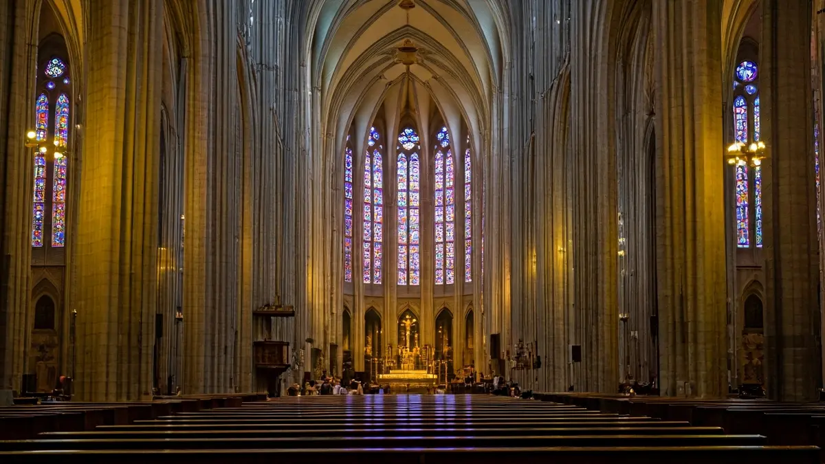 Imagen del interior de la Sagrada Familia con juegos de luces y sombras.