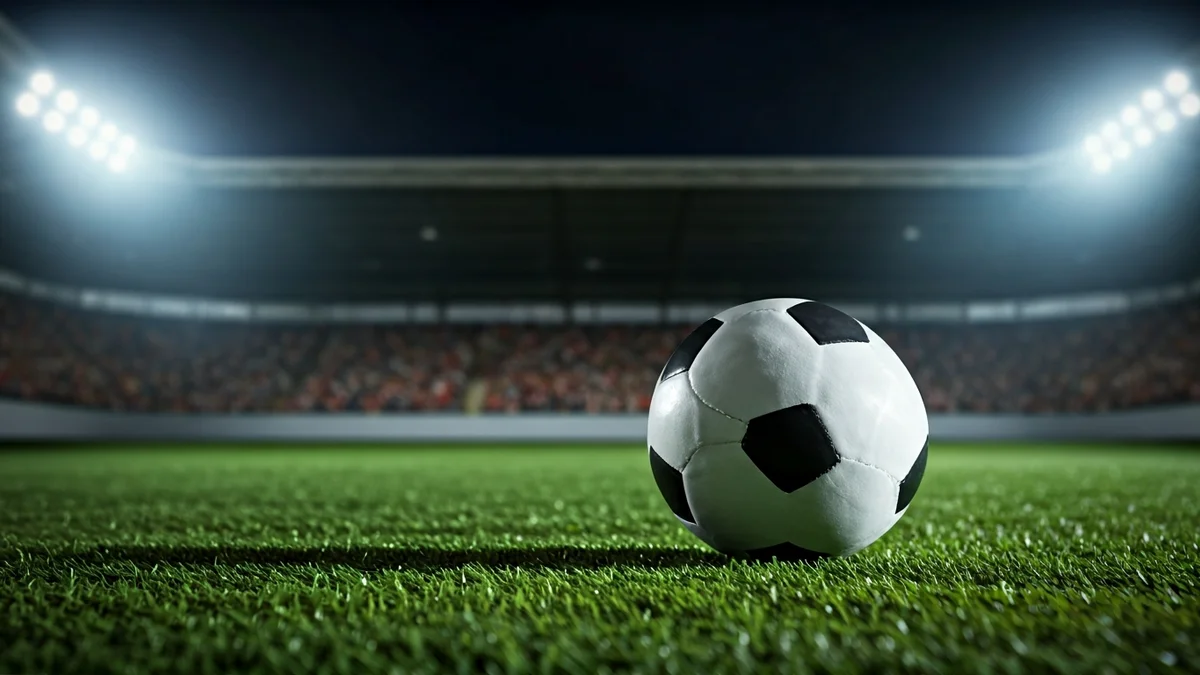 Imagen genérica de un balón de fútbol en un campo de césped artificial bajo los focos de un estadio