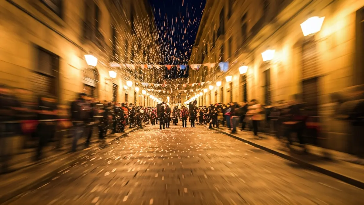 Imatge genèrica d'una festa major d'hivern amb gent i confeti.