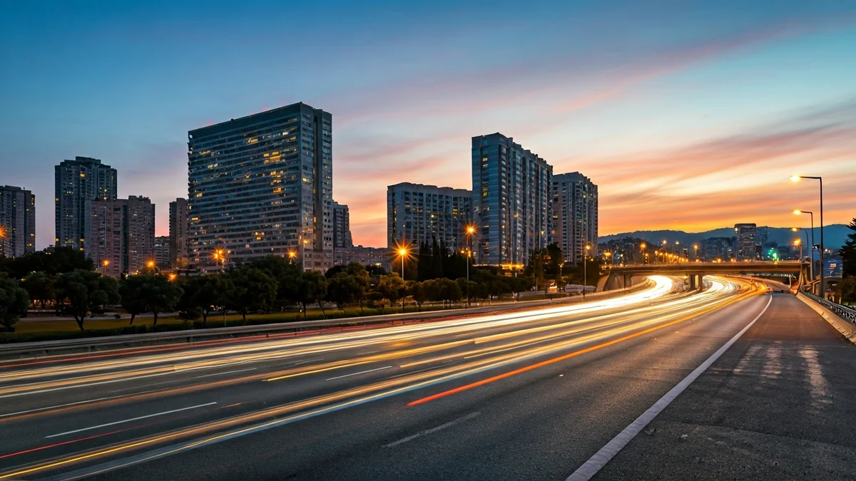 Imatge genèrica d'una autopista amb trànsit intens al capvespre, representant la mobilitat urbana.