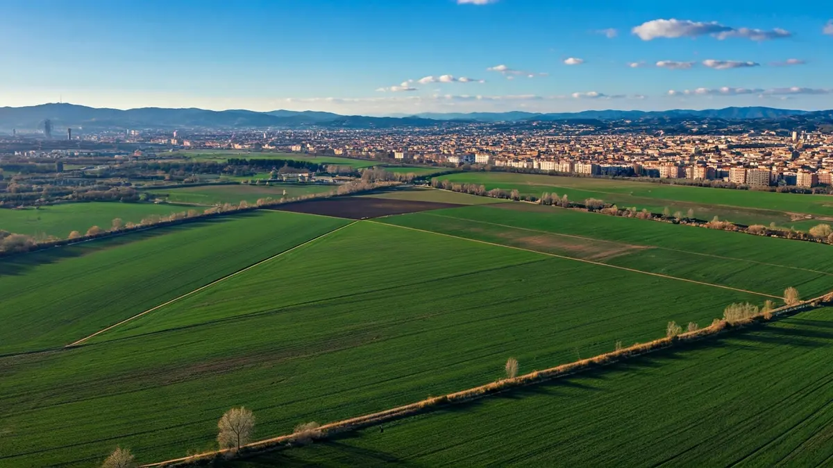 Vista aèria de camps de conreu i zones urbanes a l'àrea metropolitana de Barcelona.