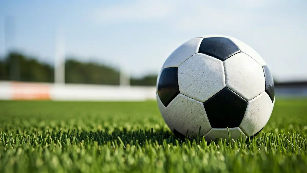 Imagen genérica de un balón de fútbol sobre el césped de un campo.