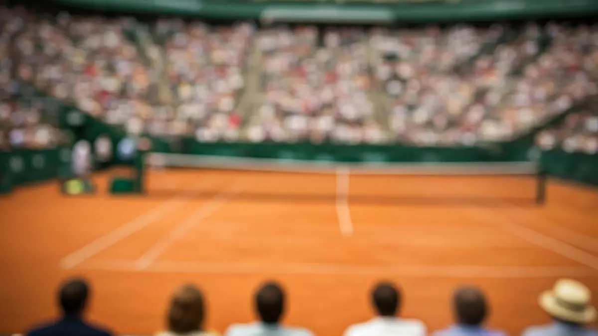 Imagen genérica de un partido de tenis en un torneo de alto nivel, con público difuminado.