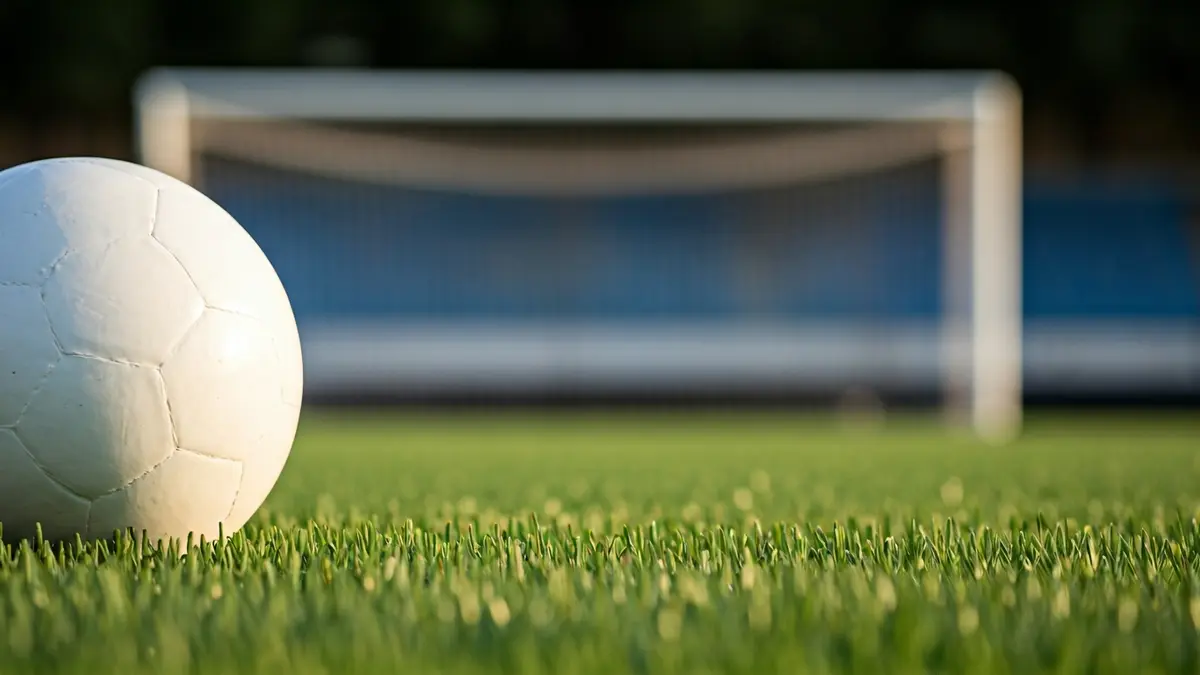 Imagen genérica de un balón de fútbol sobre el césped de un campo.