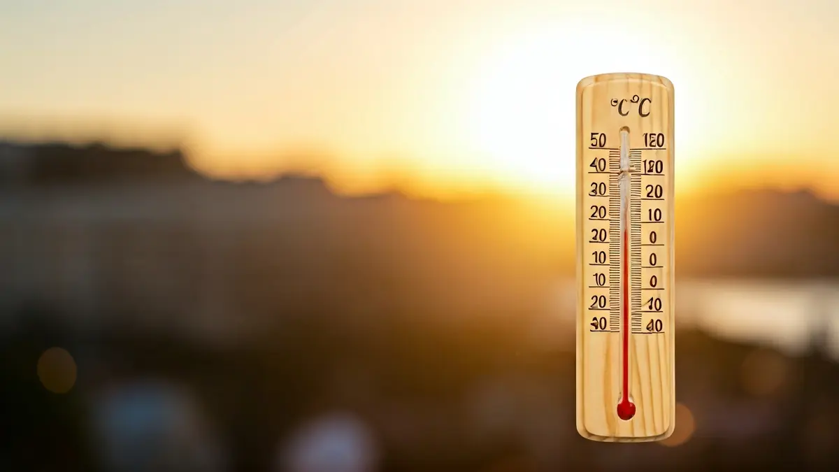 Imatge genèrica d'un termòmetre marcant temperatures elevades sota un sol intens.