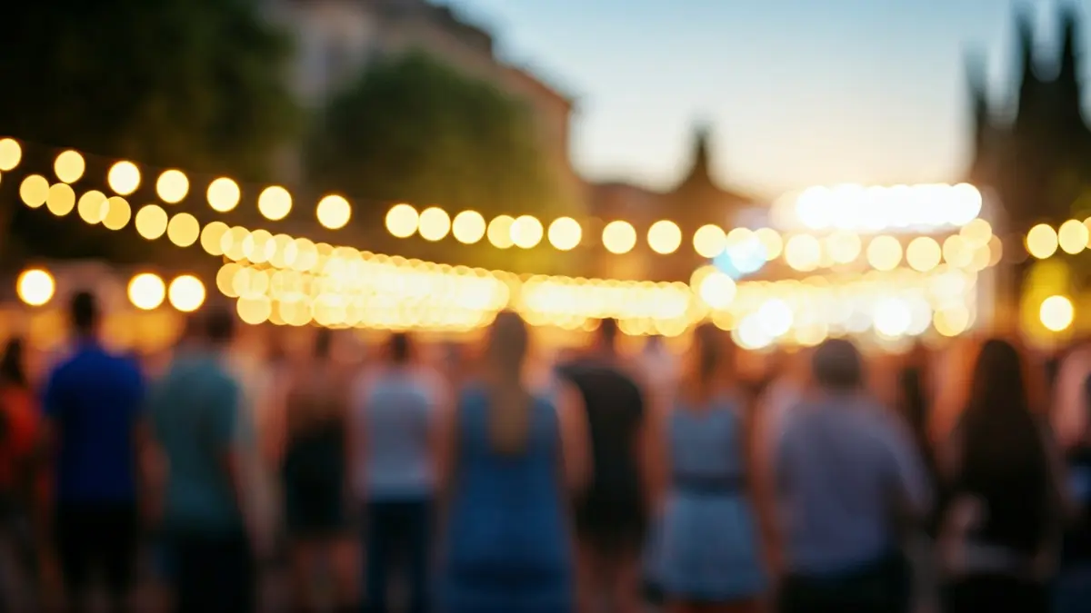 Imatge genèrica d'un festival a l'aire lliure amb gent i llums.