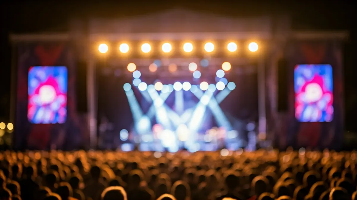 Imatge genèrica d'un concert amb llums brillants i una multitud animada.