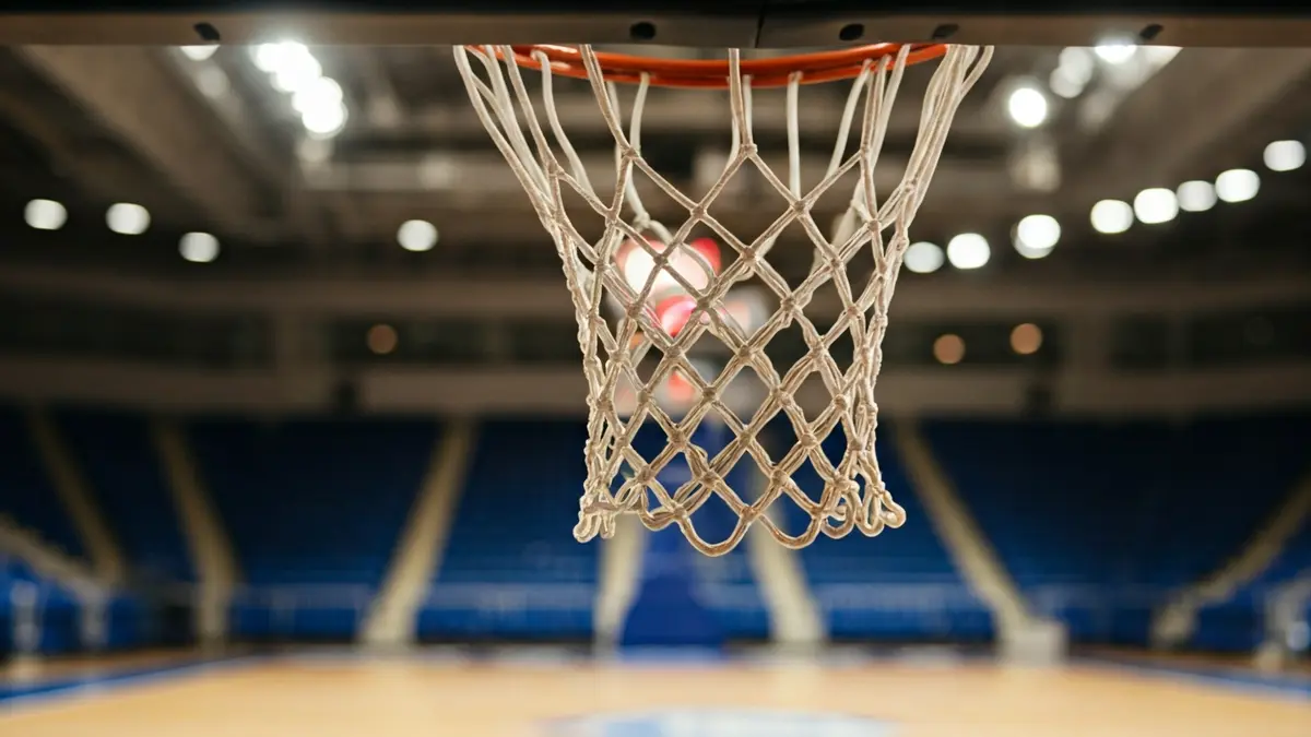 Imagen genérica de una canasta de baloncesto en un pabellón.