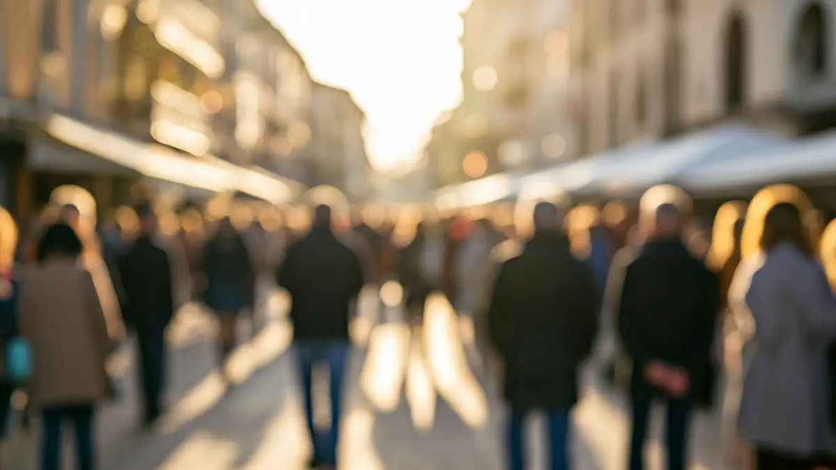 Imatge genèrica d'una celebració matinal de Pasqua en un poble mediterrani.