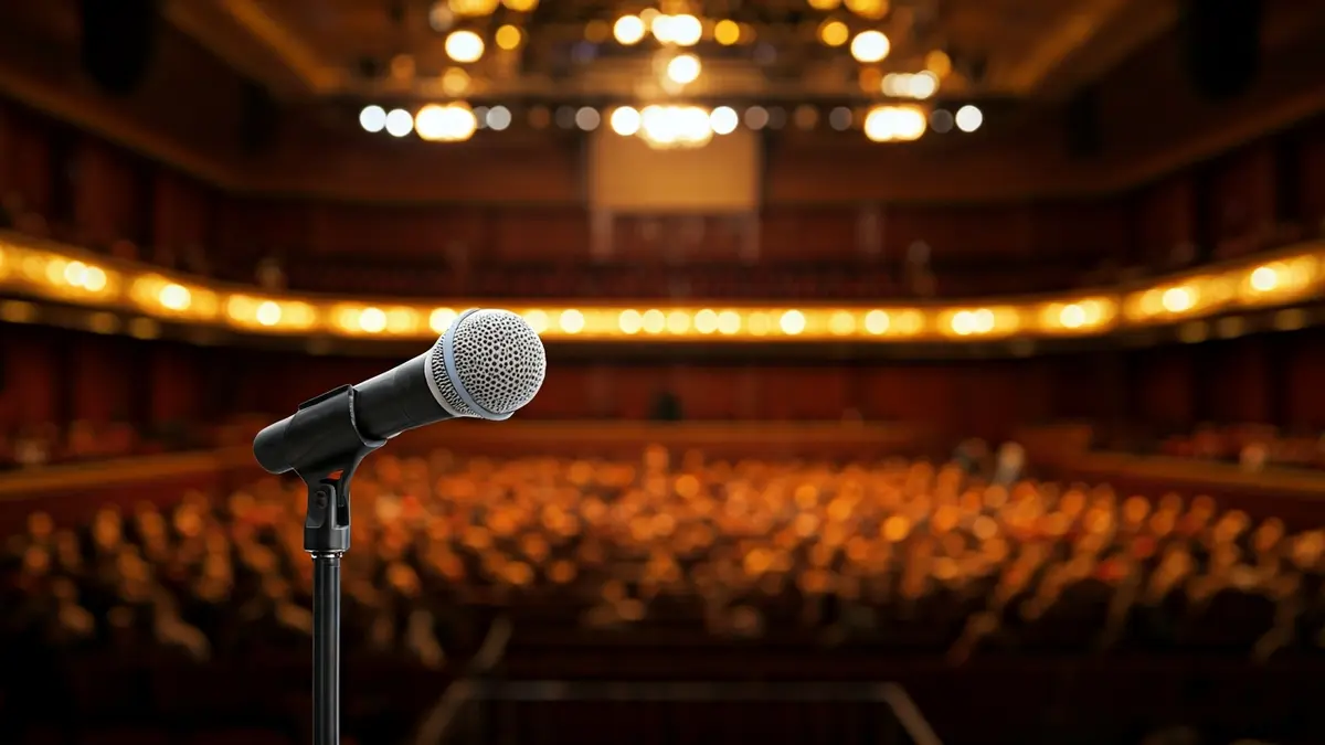 Imatge genèrica d'un micròfon en un faristol en un escenari buit, simbolitzant una declaració pública.