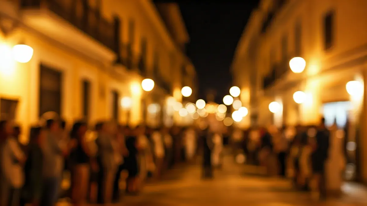 Imatge genèrica d'una processó religiosa nocturna en una ciutat mediterrània.