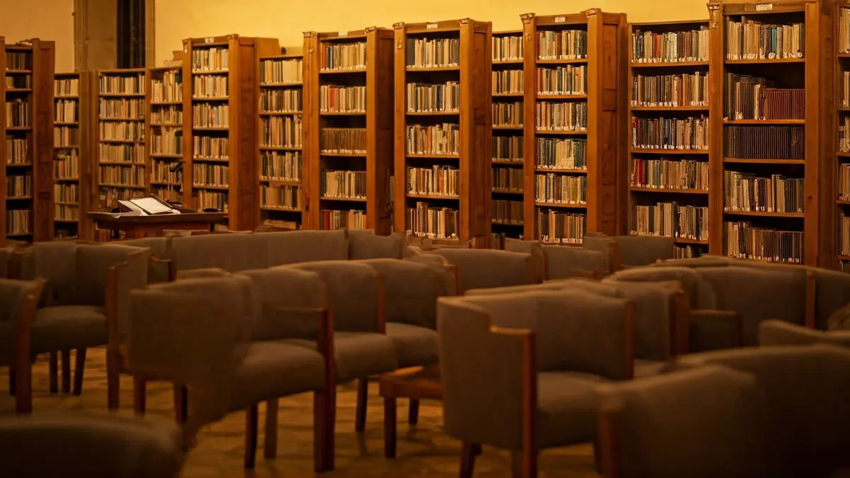 Imatge genèrica d'una sala de presentacions o auditori amb un faristol i cadires buides.