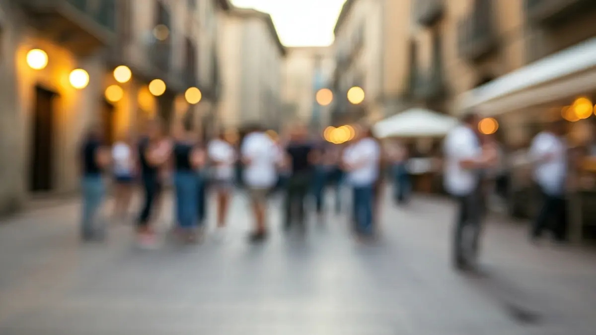 Imatge genèrica d'una plaça catalana amb gent celebrant una festa.
