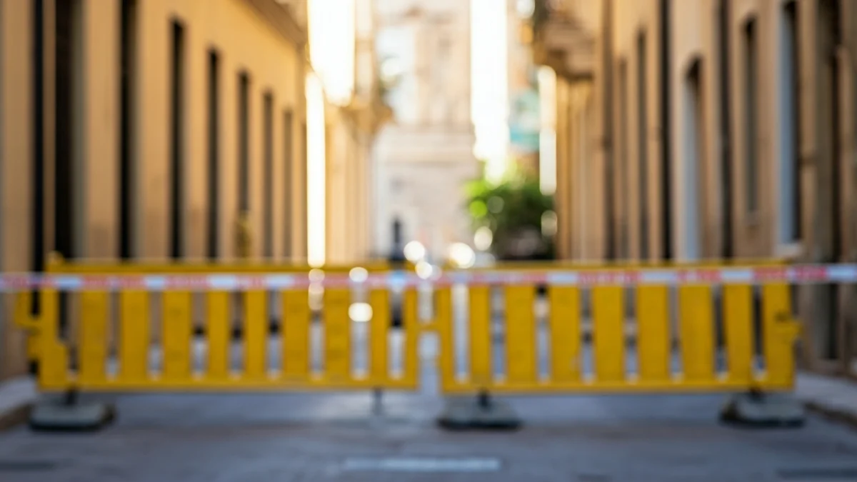 Imagen genérica de vallas de seguridad y obras en una calle estrecha de una ciudad mediterránea.