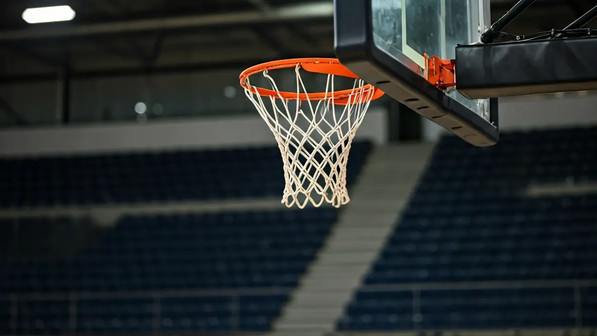 Imatge genèrica d'una cistella de bàsquet en un pavelló esportiu.