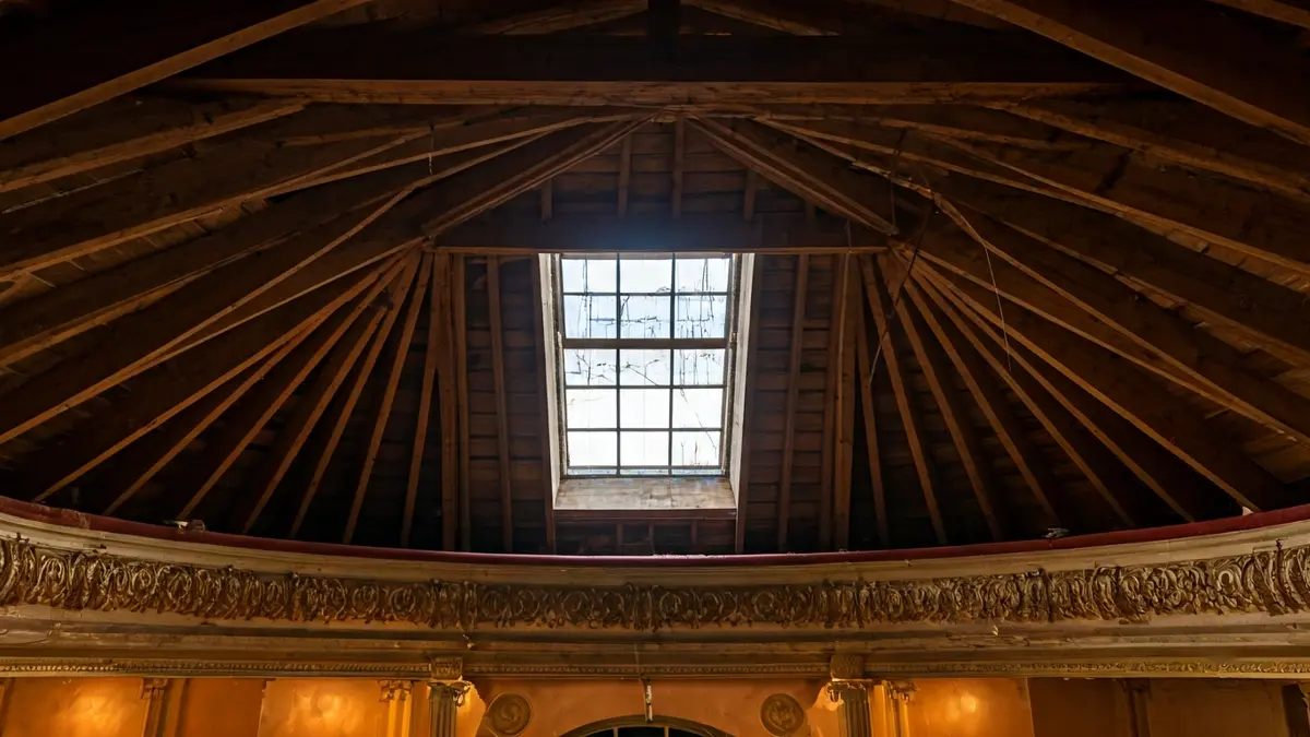 Imagen de la cubierta de un teatro antiguo en proceso de reforma por filtraciones de agua.