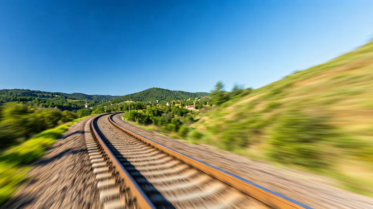 Imatge genèrica de vies de tren en un paisatge català.