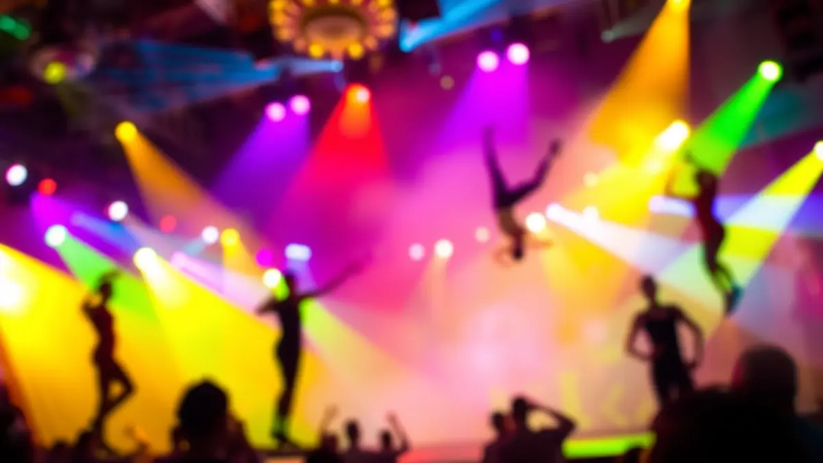 Imatge genèrica d'una actuació de circ amb llums de colors i moviment borrós.