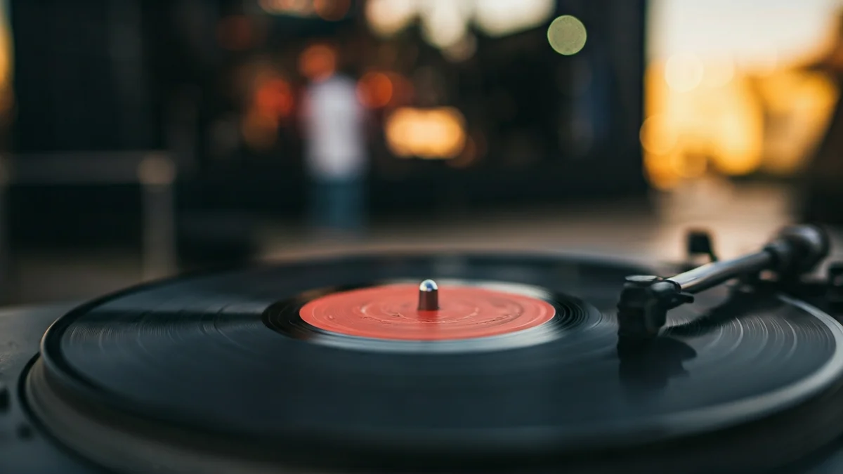 Imagen genérica de un disco de vinilo girando en un tocadiscos, con un ambiente de festival de blues de fondo.