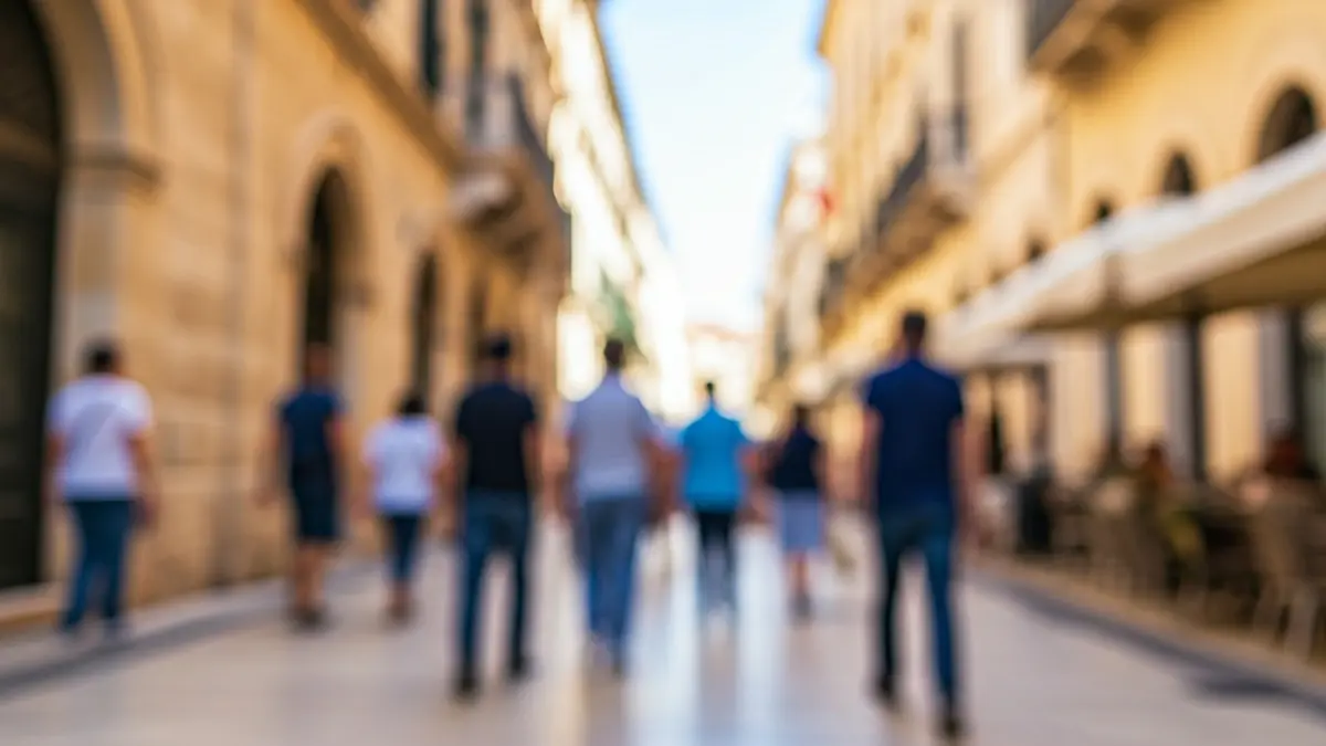 Imatge genèrica d'una ciutat mediterrània amb turistes i arquitectura històrica.