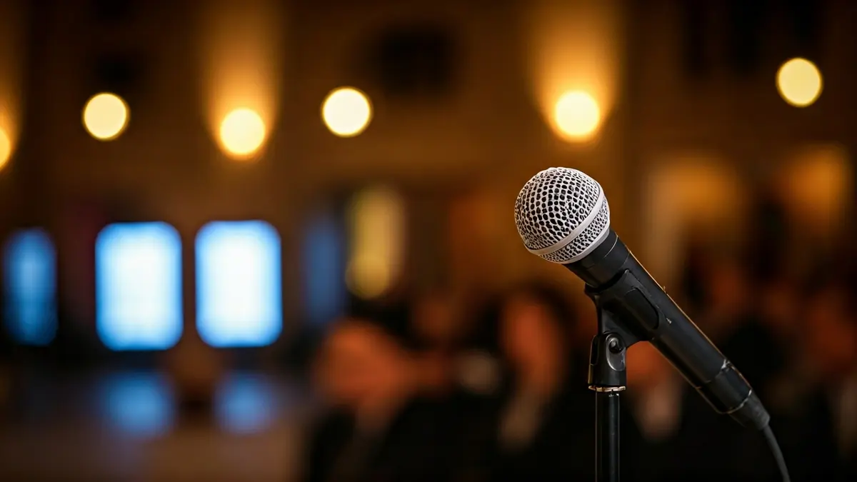 Imatge genèrica d'un micròfon en un faristol, simbolitzant una xerrada o conferència.