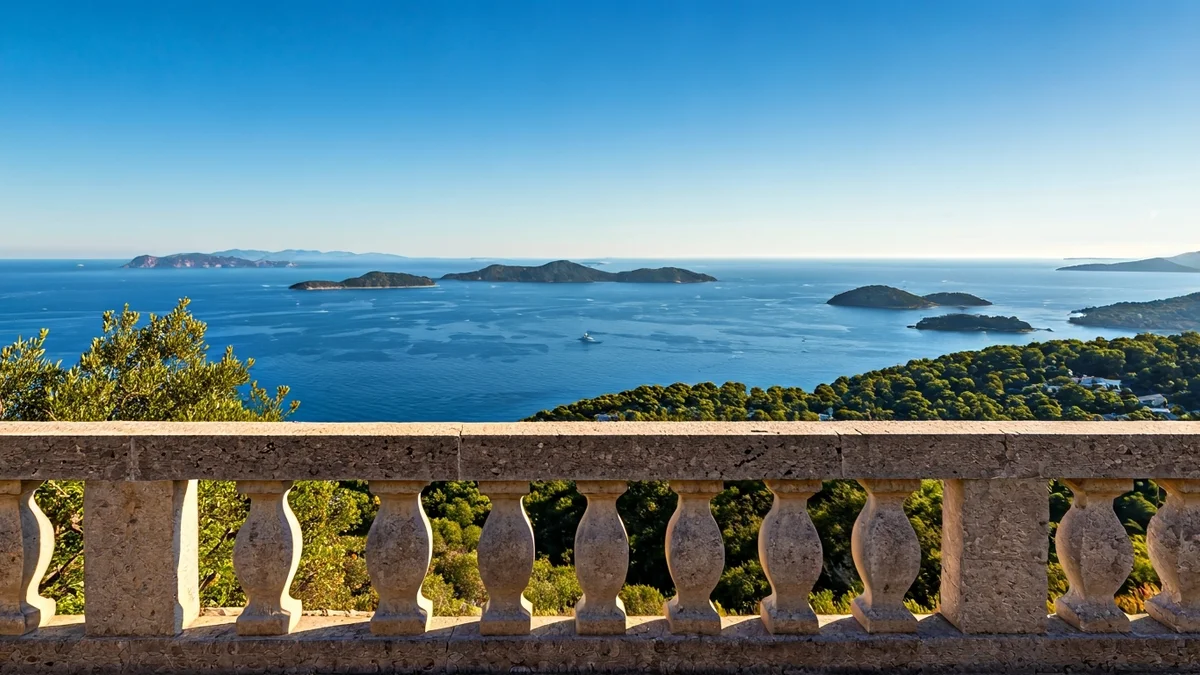 Imatge d'un mirador amb vistes al mar i les Illes Medes.