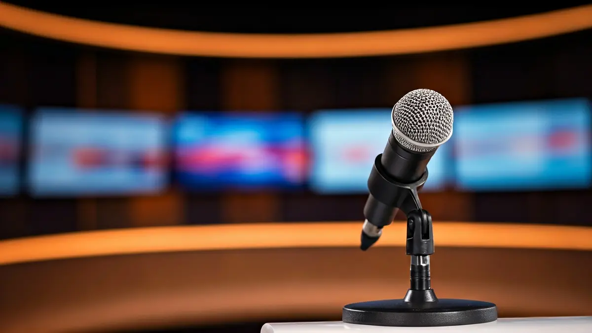 Imagen genérica de un micrófono en un estudio de noticias, simbolizando la dirección de informativos.