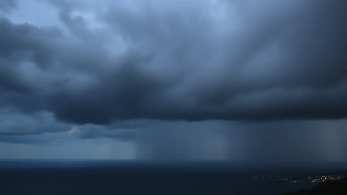 Imagen genérica de lluvia intensa sobre un paisaje costero mediterráneo