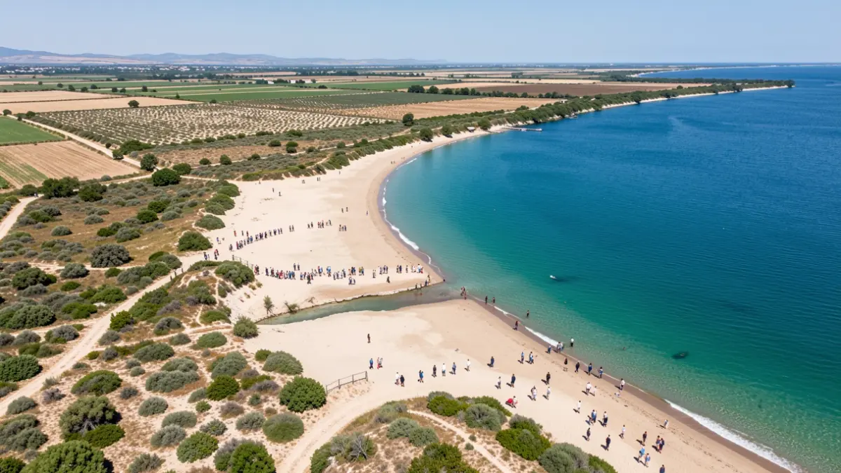 Vista aèria del litoral del Delta de l'Ebre amb la desembocadura del riu i la platja.