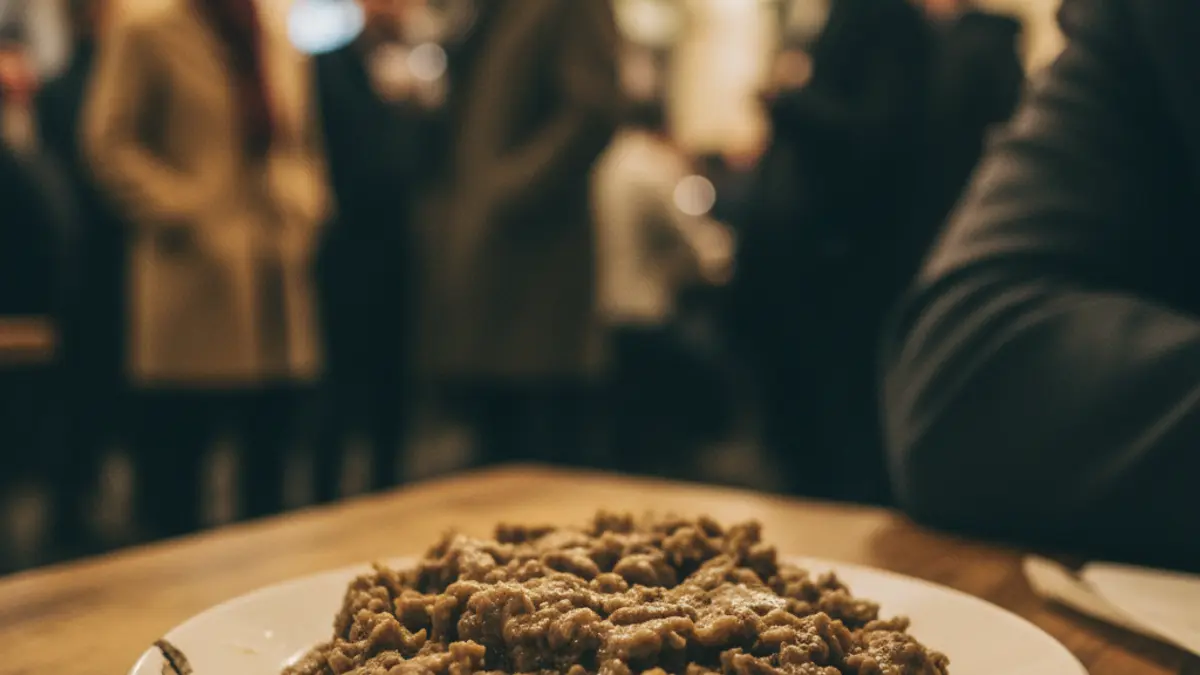 Imatge genèrica d'un plat de menjar en un restaurant, amb un fons desenfocat.