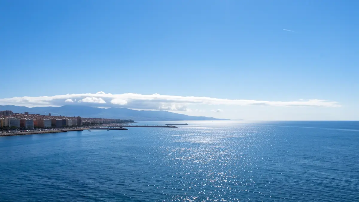 Imatge genèrica del cel blau i la costa de Barcelona amb boires matinals.