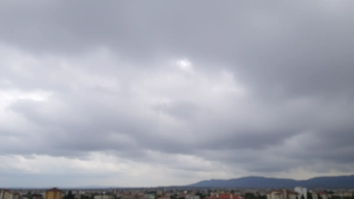 Imatge genèrica d'un cel ennuvolat sobre una ciutat mediterrània, amb gotes de pluja en un vidre.