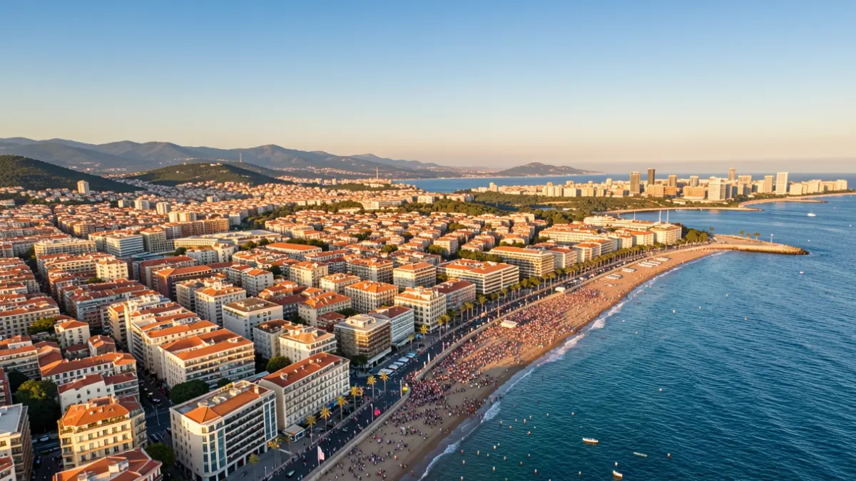 Vista aèria genèrica d'una ciutat costanera catalana.