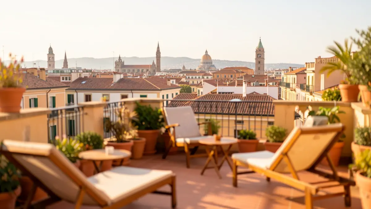 Vista d'una terrassa d'hotel a Barcelona amb vistes a la ciutat durant una tarda assolellada.