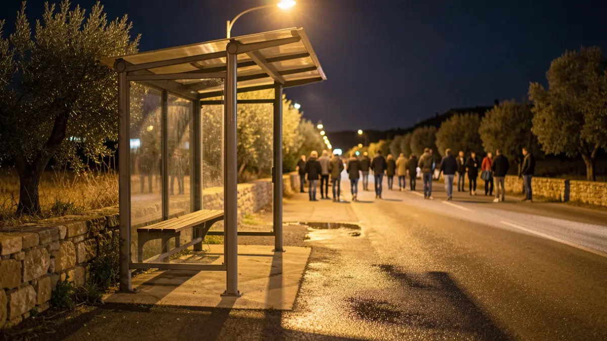 Imagen genérica de una parada de autobús en una zona rural durante la noche.