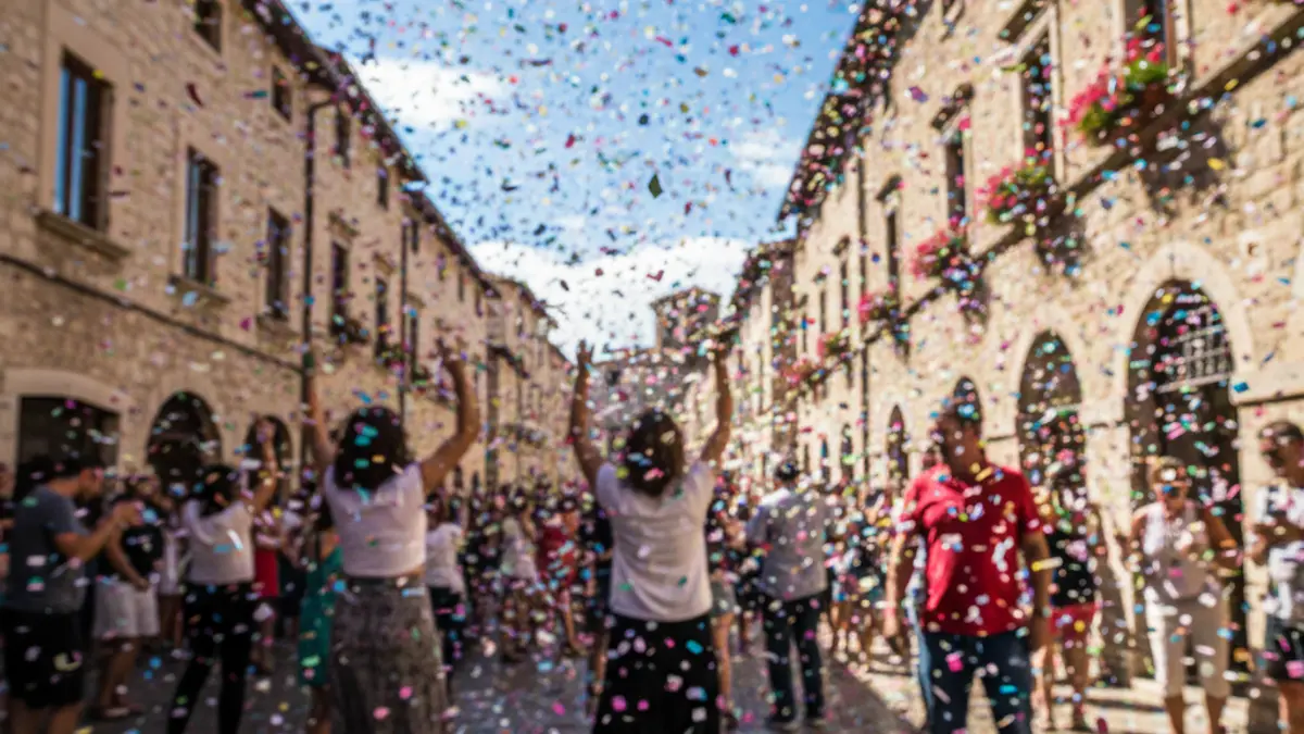 Imagen genérica de una fiesta mayor con confeti y gente celebrando.