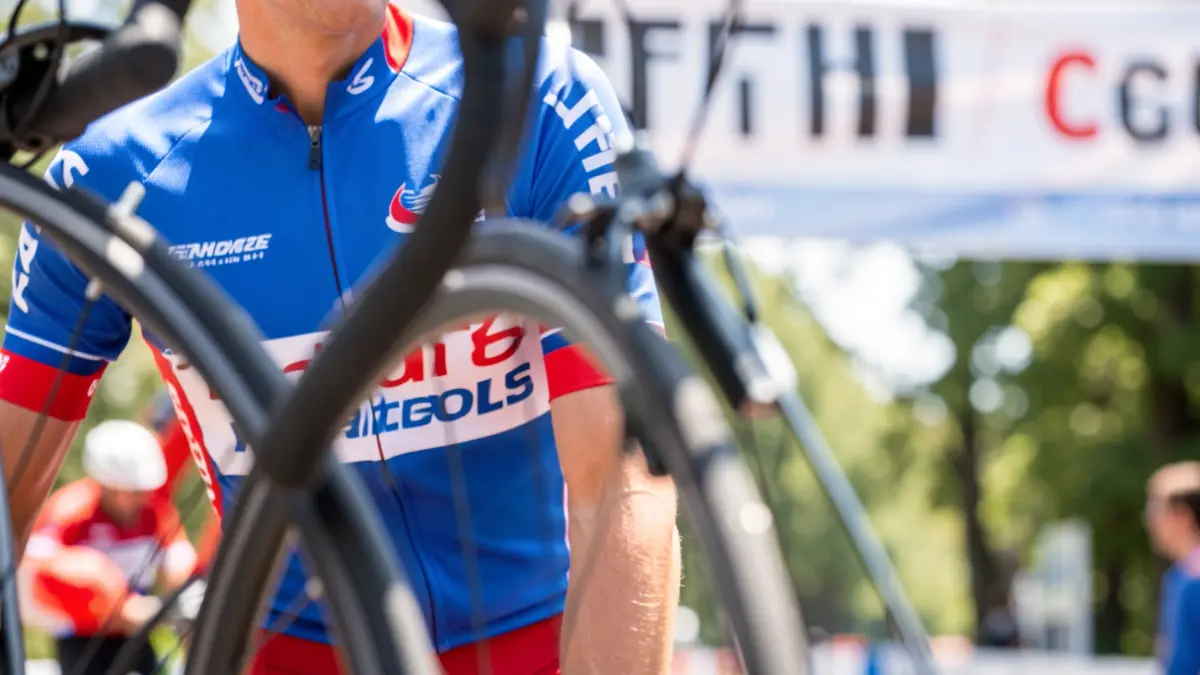 Imagen genérica de un maillot de ciclismo con detalles borrosos de la rueda y la meta.