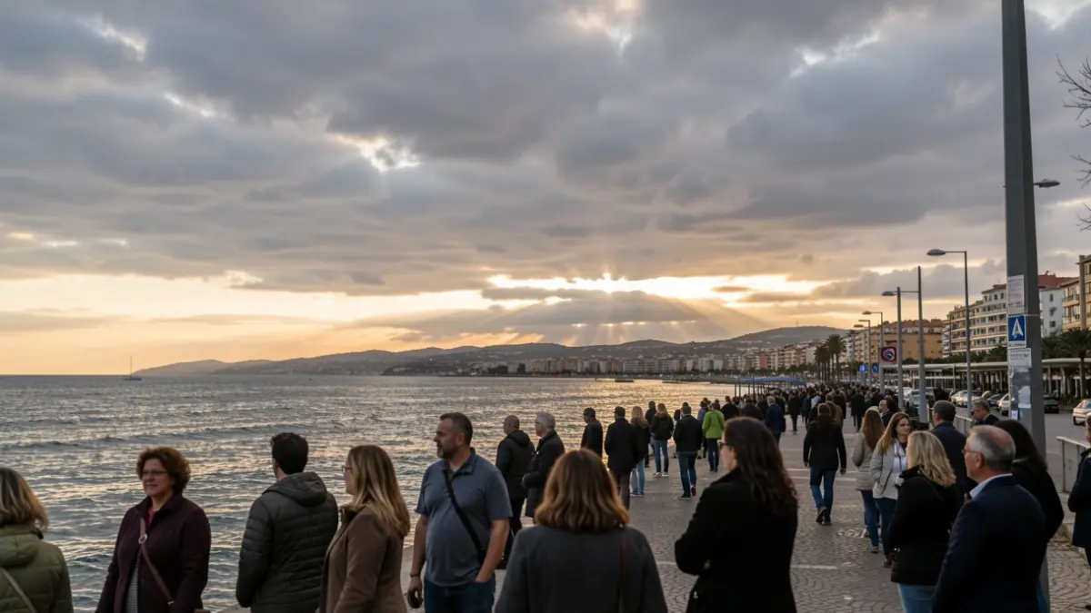 Imatge genèrica del cel amb núvols i sol trencant-se a la costa catalana.