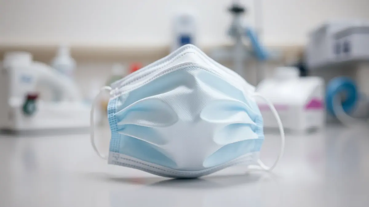 Imagen genérica de una mascarilla médica en un entorno estéril.