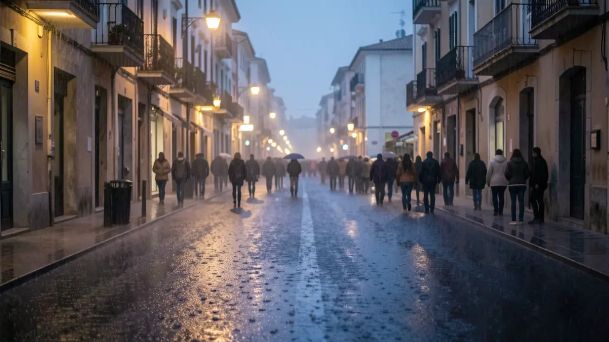 Imatge genèrica de pluja intensa sobre l'asfalt d'un carrer urbà.