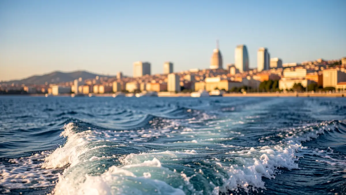 Imatge genèrica d'un creuer a prop de la costa de Barcelona.