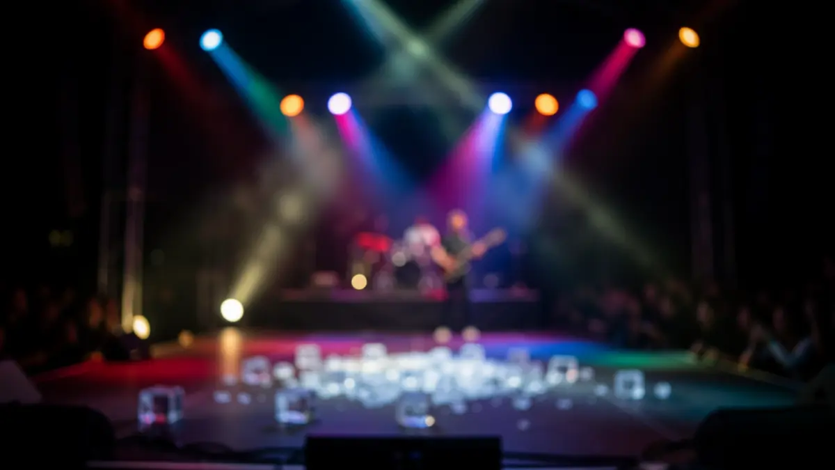 Imagen genérica de un escenario de concierto nocturno con luces y cubitos de hielo esparcidos.