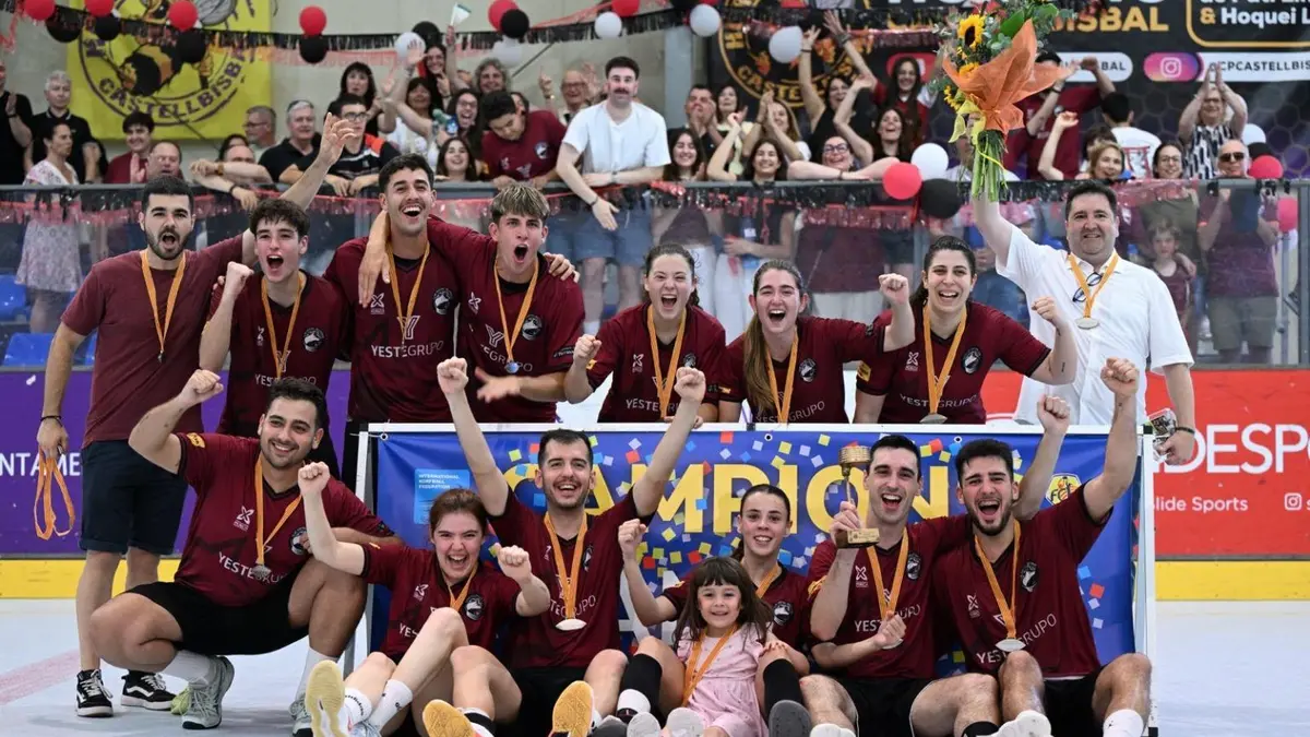 Imatge genèrica d'un partit de korfbal en una graderia plena.